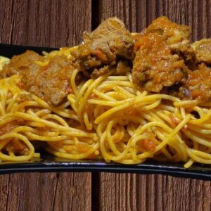 Tallarines rojos con Papas a la Huancaina