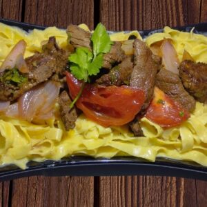 Tallarines a la Huancaina con Lomo Saltado