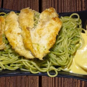 Tallarines verdes con Papas a la Huancaina