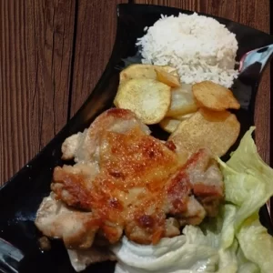 Pollo Deshuesado con Arroz y Papas Doradas